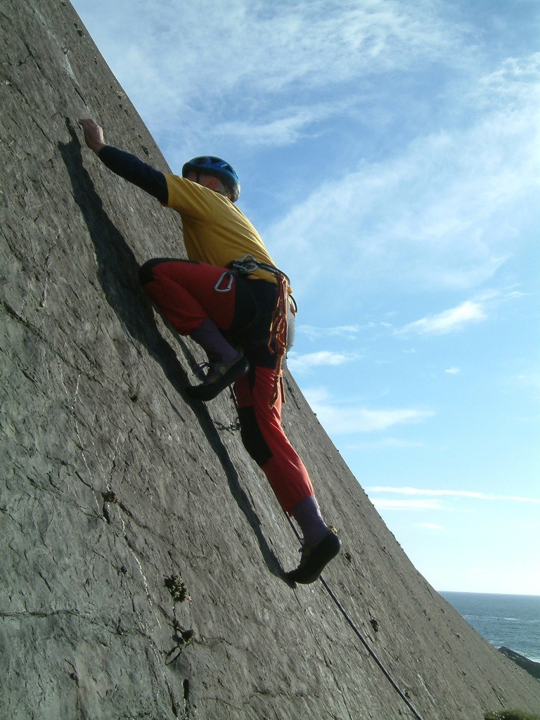 Beim Klettern der fertig eingerichteten Route